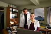 Gemeinsam mit Linn Kemper (Andrea Gerhard) recherchiert Dr. Martin Gruber (Hans Sigl) die Krankengeschichte seiner Patientin Natalie Brandt.