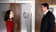 Während Danny und Maria in einem Fall ermitteln, muss sich Frank (Tom Selleck, r.) sehr zu seinem Leidwesen mit der neuen Generalinspektorin Kelly Peterson (Bebe Neuwirth, l.) auseinandersetzen ...