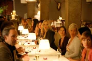 "Soko Donau", "Date mit dem Tod." Geburtstag feiern, entspannen im Wellness-Hotel mit der besten Freundin: So hat sich Penny ihr Wochenende vorgestellt. Doch dann kommt es ganz anders: Pennys Freundin Marlene findet beim Speed-Dating zwar den Richtigen für eine heiße Nacht, doch am Morgen liegt der Mann tot neben ihr im Bett. Marlene ist die Hauptverdächtige, doch es gab da noch einige andere amouröse Abenteuer, und natürlich eine betrogene Ehefrau. Und was weiß der lästige Speed-Dater, der ein Auge auf Penny geworfen hat? Die SOKO taucht tief in die Welt der einsamen Herzen ein, wo nicht nur die Sehnsucht, sondern auch das Böse ruht.
