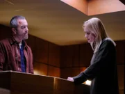 Danny (James Nesbitt) und seine Ex-Frau Susannah (Anne-Marie Duff) trauern am Sarg ihrer toten Tochter.