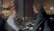 Skinner (Mitch Pileggi, l.) und Scully (Gillian Anderson, r.) beraten, wie sie ihre Freunde, die in das Jahr 1939 geraten sind, aus den Klauen der SS-Schergen befreien könnten.