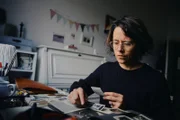 Durch ein Fotoalbum, das ihr Vater ihr überlässt, wird Katharina (35) klar, dass ihr eigener Großvater wahrscheinlich ein überzeugter Nationalsozialist war.