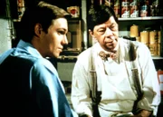 Täglich schaut John-Boy (Richard Thomas, l.) bei Ike (Joe Conley, r.) vorbei, ob eine Nachricht aus New York gekommen ist.