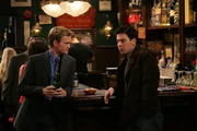 Während einem gemeinsamen Bar Besuch mit seinem Freund Barney (Neil Patrick Harris, l.) lernt Ted (Josh Radnor, r.) die Fernsehreporterin Robin kennen und ist sofort von ihr angetan ...
