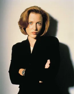 (5. Staffel) - FBI-Agentin Dana Scully (Gillian Anderson) ger&auml;t mehr und mehr in den Sog von Vorg&auml;ngen, die auf nat&uuml;rliche Weise nicht zu erkl&auml;ren sind.
