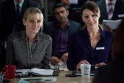 DC Janet Scott (Lesley Sharp, Mitte l.); DC Rachel Bailey (Suranne Jones, Mitte r.).