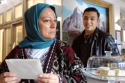 Sevim (Özay Aslanhan) blickt nachdenklich vom Brief ihrer Tochter hoch, als Leon (Joel Akgün) freudig ins Kiosk kommt.