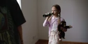 Zoe (Helena Yousefi) gibt der kleinen Ella (Alma Löhr) Bier zu trinken.