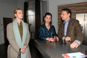 Gerner (Wolfgang Bahro) muss Zoes (Lara Dandelion Seibert, l.) Triumph über sich ergehen lassen. In der Mitte Matilda (Anna-Katharina Fecher). Die Verwendung des sendungsbezogenen Materials ist nur mit dem Hinweis und Verlinkung auf RTL+ gestattet.