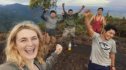 Endlich am Ziel! Überglücklich treffen Lucy und ihr Team an der Grenze zu Brasilien ein.