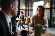 Kilian (Marc Dumitru) wird von Nathalie (Amrei Haardt) zum Nachdenken gebracht.