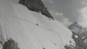 Andi Tauser beim Schneeschaufeln am Heilbronner Höhenweg.