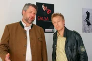 Die Rosenheimer Ermittler Stadler (Dieter Fischer, l.) und Mohr (Max Müller, r.) recherchieren in einer Tanzschule.