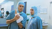 Dr. Stefan Frank (Sigmar Solbach, li.) und Assistenzarzt Dr. Peter Stein (Zacharias Preen) haben gerade die Schusswunde von Fredi operiert.