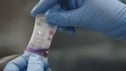 Ein CBP-Beamter verwendet ein Betäubungsmittel-Testkit, um eine weiße Substanz zu identifizieren, die im Fahrzeug eines Verdächtigen gefunden wurde. (Quelle: National Geographic)