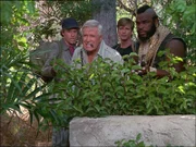 v.li.: Murdock (Dwight Schultz), Hannibal (George Peppard), Face (Dirk Benedict) und B.A. (Mr. T) beobachten die Situation...
