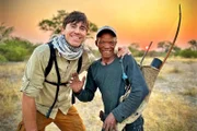 Simon Reeve mit San-Jäger Tui in der Kalahari