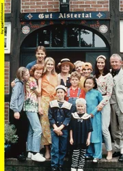 Die Alstertal-Crew von links: Lisa (Katharina Wäschenbach), Hexe (Marleen Lohse), Uwe (Lennardt Krüger), Susi (Kerstin Dräger), Oma (Ursula Hinrichs), Tobias (Tim Küchler), Bienen-Bobby (Edgar Bessen), Timo (Marco Soumikh), Kiki (Thuy-Anh Cao), Carla (Simone Ritscher), Jan (Reinhard Krökel); vorn: Niklas (Niklas Pries) und Merle (Elisa Pries).