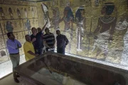Ancient Aliens Season10 EP Ancient Aliens Unerklaerliche Phaenomene Staffel 10 EP Der Fluch der Pharaonen  Egypt's Minister of Antiquities, Mamdouh al-Damati (2ndL) listens to British Egyptologist Nicholas Reeves (3rdL) near the sarcophagus of King Tutankhamun in his burial chamber in the Valley of the Kings, close to Luxor, 500 kms south of Cairo on September 28, 2015. Nicholas Reeves, who believes the legendary Queen Nefertiti may be buried in a secret room adjoining Tutankhamun's tomb arrived Egypt to test his theory. To this day, Nefertiti's final resting place remains a mystery.