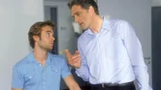 Dr. Schmidt (Walter Sittler, r.) gibt Peter (Eric Benz) ein paar Tipps, wie man seine Semesterferien verbringen sollte. Er hätte z.B. die Cîte d'Azur immer einer Putzkolonne vorgezogen.