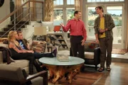 Die Überraschung für Alan (Jon Cryer, 2.v.r.) und Walden (Ashton Kutcher, r.) ist groß, als herauskommt, dass Jake (Angus T. Jones, 2.v.l.) seine 36-jährige Freundin Tammy (Jaime Pressly, l.) in Las Vegas heiraten möchte ...
