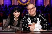 Rateteam-Kapitän Elton (r.) mit der Sängerin Sotiria Schenk (2.v.r.).