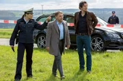 Die Kommissare Lannert (Richy Müller, mi.) und Bootz (Felix Klare, re.) erreichen den Tatort und informieren sich bei Polizistin (Julischka Eichel, li.).