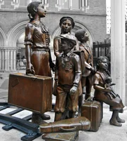 Denkmal von Franz Meisler vor dem Bahnhof Liverpool Street Station in London. Hier kamen 1938 und 1939 die Züge mit den jüdischen Kindern an. Im Vordergrund des Denkmals Erich Reich als Vierjähriger nach einer Fotografie.