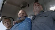 Auf dem Weg den festgenommenen Kriegsverbrecher Victor (Keith Jardine , M.) in die Heimat zu fliegen, stürzt Macs (Lucas Til, l.) und Jacks (George Eads, r.) Helikopter über einem abgelegenen Gebiet in Kasachstan ab. Dabei wird ihre Pilotin verletzt und der Gefangene kann mit Jacks Waffe entkommen.