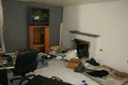 Als Tarek und Makler Pete die Türe des Hauses öffnen, erwartet sie im Inneren ein von Vandalen hinterlassenes Chaos ...