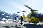 Tim (Lennart Betzgen) hat eine tolle Überraschung für seine Freundin Natalie (Emilia Bernsdorf): sie darf im Helikopter mitfliegen!