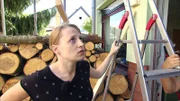 Jana schaut skeptisch nach oben.