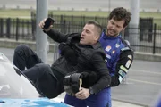 Travis (Greg Perrow, r.) gibt alles, um Jack (George Eads, l.) aus seiner misslichen Lage zu befreien ...