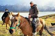 Simon Reeve (vorne) mit Gaucho Celustiano Taibo in Patagonien