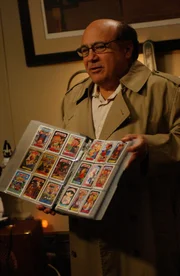 Die Freunde glauben, in der Politik das große Geld machen zu können. Deshalb fackelt Dennis nicht lange und kandidiert für die Position des Revisionsbeamten für Süd-Philadelphia. Da schickt Frank (Danny DeVito) seine Tochter Dee ins Rennen. Somit ist Chaos vorprogrammiert ...