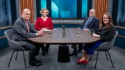 Caren Miosga mit ihren Gästen: Robin Alexander (stellvertretender Chefredakteur „Die Welt“), Peer Steinbrück (SPD, Bundesfinanzminister a. D.) und Ricarda Lang (Bündnis 90/Die Grünen, v. l. n. r.).