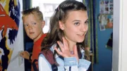Markus' Schulkameradin Laura (Romy Maria Goehlich) stellt sich ganz höflich Rita und Horst vor, während Markus (Marius Theobald) darauf wartet, endlich mit ihr im Zimmer verschwinden zu können...