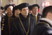 Der Sekretär des Königs, Thomas Cromwell (James Frain, M.), führt Thomas Cranmer beim König ein, der ihn dann zu seinem Hauskaplan ernennt ...