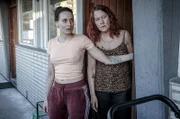 Jenni (Josefine Asplund, li.) und ihre Mutter Kajsa (Cecilia Nilsson) haben ein komplexes Verhältnis.