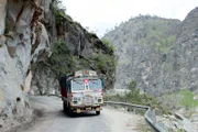 Ice Road Truckers Deadliest Roads EP Crumbling Roads, Trucker in gefaehrlicher Mission EP Heilige Fracht .
