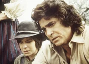 Charles (Michael Landon, r.) und Sam Delano (Steve Shaw, l.) sind niedergeschmettert, weil Sams Vater wegen des Goldes ermordet wurde.