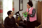 Leon (Joel Akgün) diskutiert mit Sevim (Özay Aslanhan) über Ordnung und Sauberkeit.