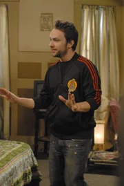 Charlie (Charlie Day), Mac und Dennis werden zu gemeinnütziger Arbeit verurteilt. Charlie will sich drücken und behauptet, er sei Alkoholiker.