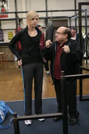 Frank (Danny DeVito, r.), in jungen Jahren als Boxer gefürchtet, beschließt, seine Tochter Dee (Kaitlin Olson, l.) in der Kunst der Selbstverteidigungs zu unterrichten. Da trifft er in der Boxhalle auf seinen alten Gegner Bobby, der dort mit seiner Tochter Brianna trainiert. Es dauert nicht lange, und Brianna fordert Dee zu einem Kampf heraus.
