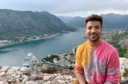 Moderator Ramon Babazadeh startet seine Reise durch Montenegro in der Bucht von Kotor, die als südlichster Fjord Europas bezeichnet wird.