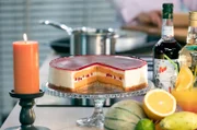 Eine fruchtige und leichte Tequila Sunrise Torte mit Keksbröselboden.