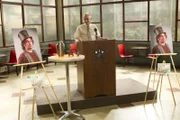 Ein trauriger Tag in Greendale: Star-Burns ist gestorben. Dekan Pelton (Jim Rash) eröffnet die Gedenkfeier, die schon bald ausartet ...