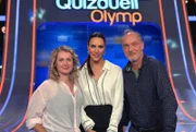 Moderatorin Esther Sedlaczek (M.) mit den Kandidaten des Teams "Tatort": Cornelia Gröschel (l.) und Martin Brambach (r.)