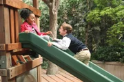 Zuri (Skai Jackson) spielt mit einem fremden Jungen (Max Charles) im Park.