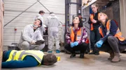 Pauline Hobrecht (Agnes Decker, 3.v.r.) und Tamara Meurer (Anja Pahl, r.) sind am Tatort in einer Lagerhalle. Thomas Brandner (Yung Ngo, l.) ist dabei die Spuren zu sichern. Die für die Sicherheit zuständige Mitarbeiterin Gina Gewitz (Marie Rosa Tietjen, 2.v.r.) kannte den Toten.